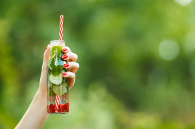 Parlak yaz elinde içki yenileniyor