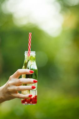 Parlak yaz elinde içki yenileniyor