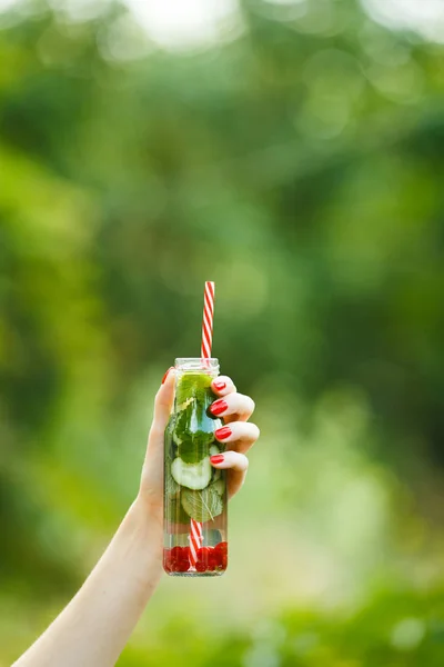 Jasny lato orzeźwiający napój w ręku — Zdjęcie stockowe