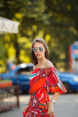 Sokakta parlak elbiseli güzel model