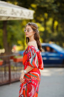 Sokakta parlak elbiseli güzel model