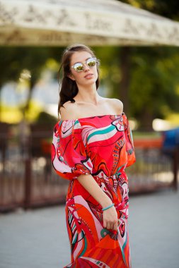 Sokakta parlak elbiseli güzel model