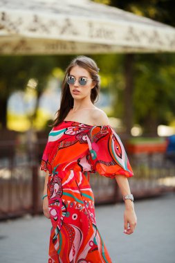 Sokakta parlak elbiseli güzel model