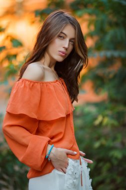 Sokakta parlak elbiseli güzel model