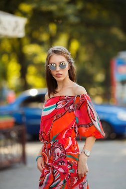 Sokakta parlak elbiseli güzel model