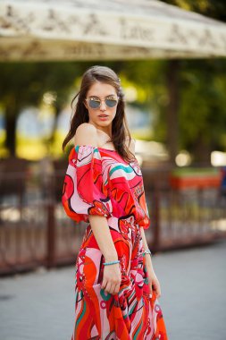 Sokakta parlak elbiseli güzel model