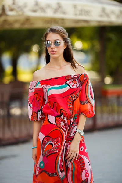 Sokakta parlak elbiseli güzel model