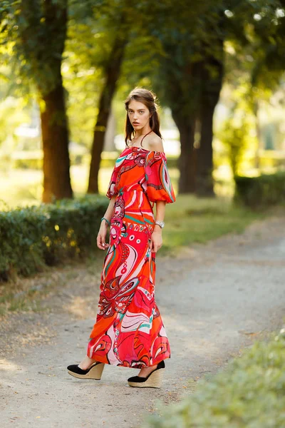 Красивая модель в ярком платье на улице — стоковое фото