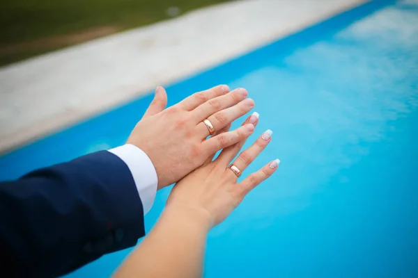 Le mani degli amanti degli sposi. fede nuziale — Foto Stock