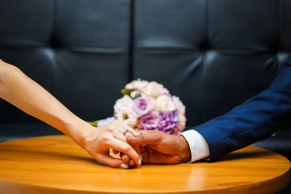 Mãos dos amantes da noiva e do noivo. Anéis de casamento — Fotografia de Stock