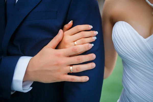 Hands of the lovers of the bride and groom. Wedding rings — Stock Photo, Image