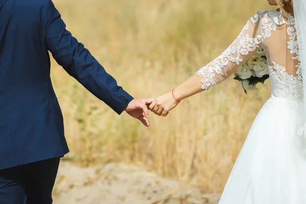 Le mani degli amanti degli sposi. fede nuziale — Foto Stock