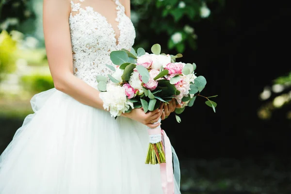 Mazzo di nozze dolce nelle mani della sposa — Foto Stock