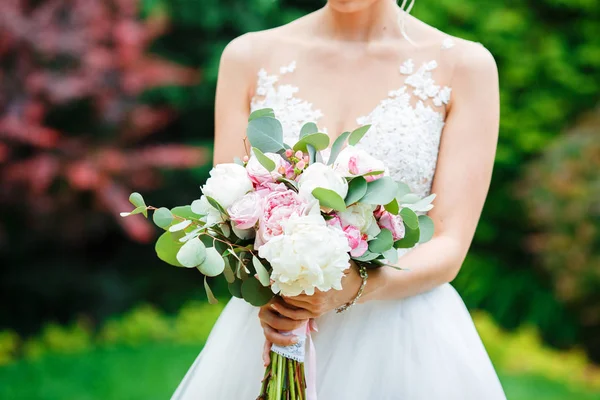 Buquê de casamento doce nas mãos da noiva — Fotografia de Stock