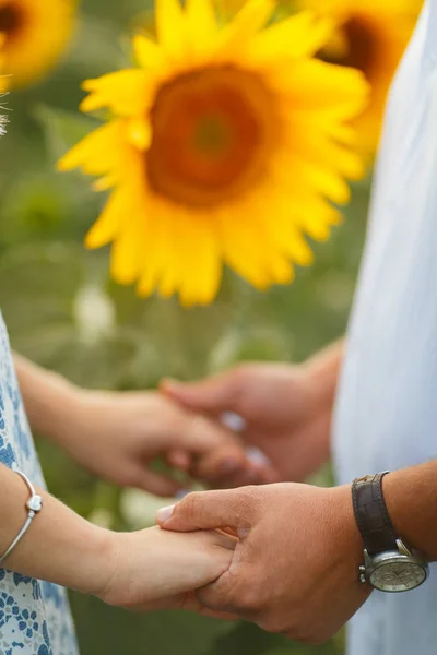 Pareja enamorada en el campo de los girasoles románticos — Foto de Stock