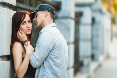 Çift öpüşme mutluluk eğlenceli. Interracial genç Çift