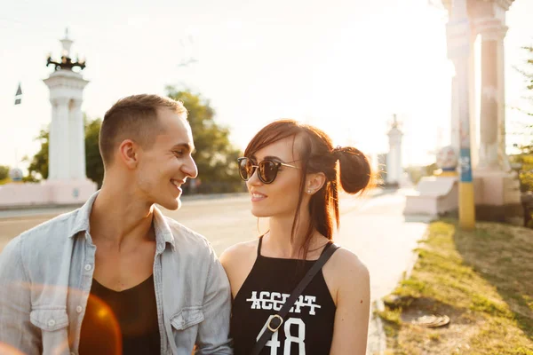 Paar zoenen geluk plezier. Sex tussen verschillendre rassen jong koppel — Stockfoto