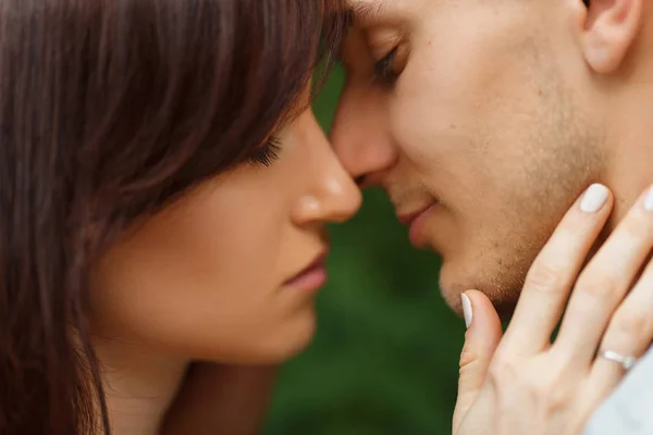 Çift öpüşme mutluluk eğlenceli. Interracial genç Çift