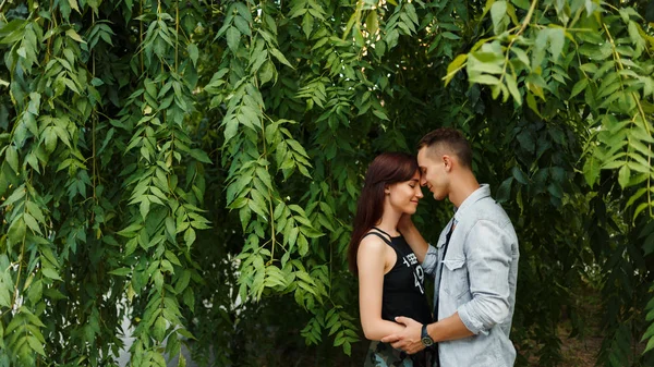 Casal beijando diversão felicidade. Interracial jovem casal — Fotografia de Stock