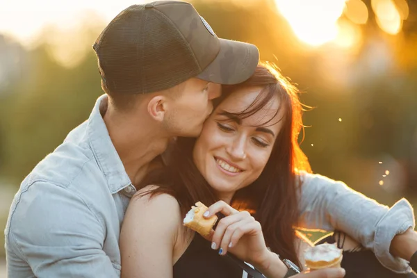 Paar zoenen geluk plezier. Sex tussen verschillendre rassen jong koppel — Stockfoto