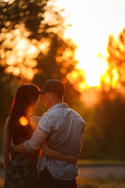 Paar küsst Glück Spaß. Junges Paar — Stockfoto