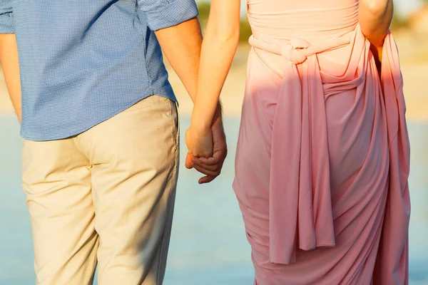 Loving para trzymając się za ręce na morzu — Zdjęcie stockowe