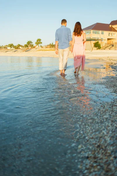 Coppia amorevole che si tiene per mano in mare — Foto Stock