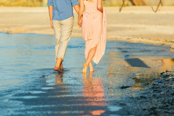 Loving couple holding hands at sea — Stock Photo, Image