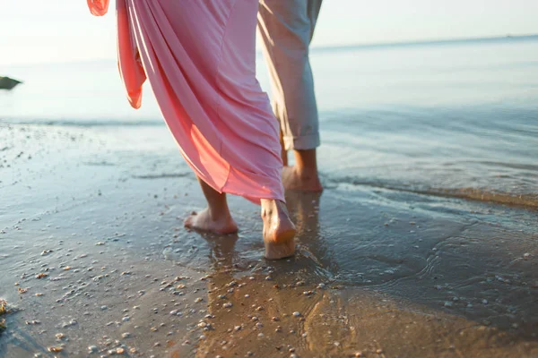 Gambe sulla spiaggia. Centro benessere per piedi . — Foto Stock