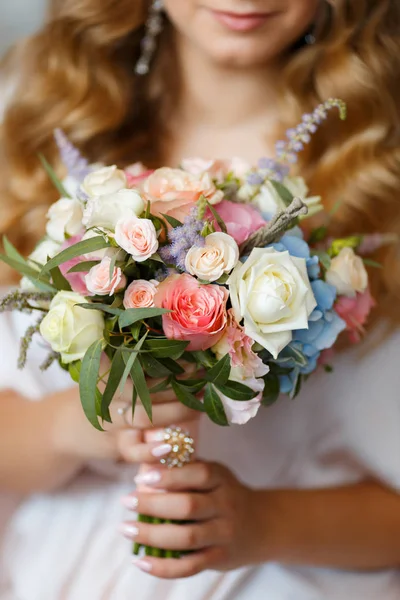 Dulce ramo de boda en las manos de la novia — Foto de Stock