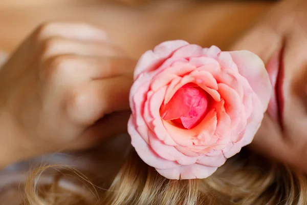 Doce flor de casamento nas mãos da noiva — Fotografia de Stock