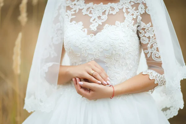 Anillos de boda de oro en manos de la novia —  Fotos de Stock