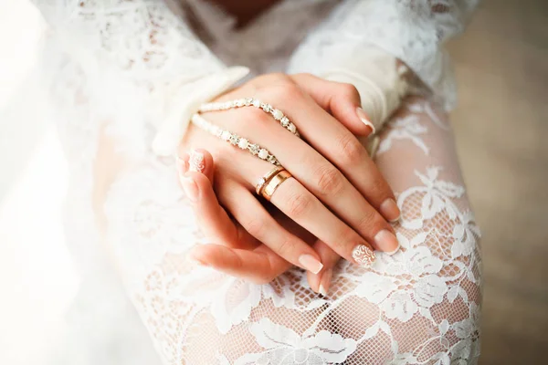 Bagues de mariage en or dans les mains de la mariée — Photo