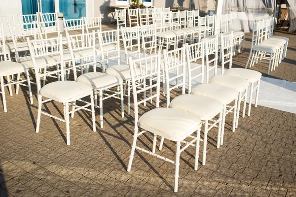 Cadeiras para convidados de casamento na cerimônia — Fotografia de Stock