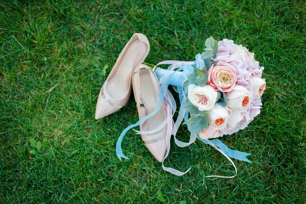 Bouquet de mariée doux avec de belles roses — Photo