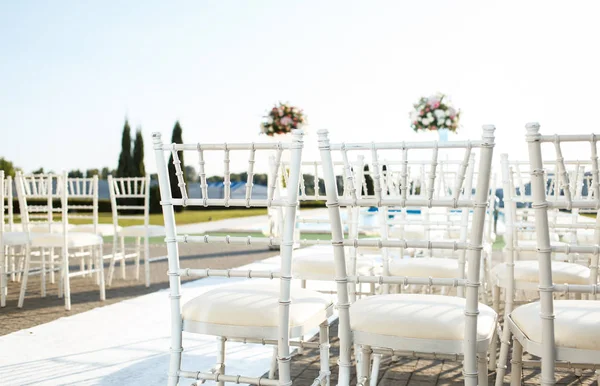 Cadeiras para convidados de casamento na cerimônia — Fotografia de Stock