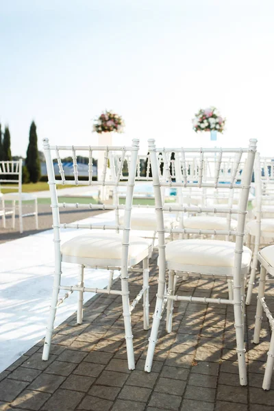 Cadeiras para convidados de casamento na cerimônia — Fotografia de Stock