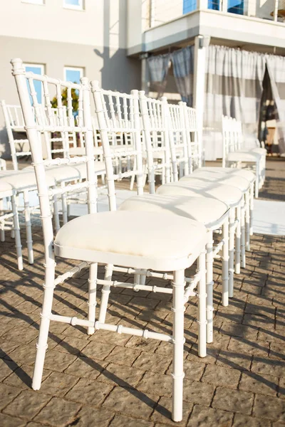 Krzesła dla gości weselnych na uroczystości — Zdjęcie stockowe