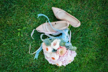 güzel güller ile tatlı gelin buketi