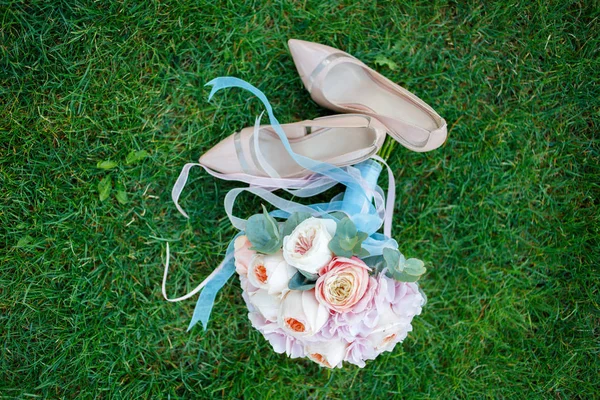 güzel güller ile tatlı gelin buketi