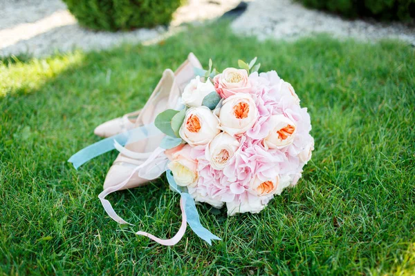 Bouquet de mariée doux avec de belles roses — Photo