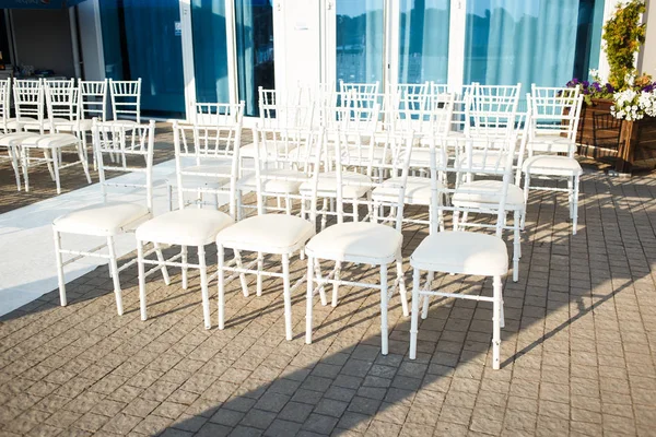 Cadeiras para convidados de casamento na cerimônia — Fotografia de Stock