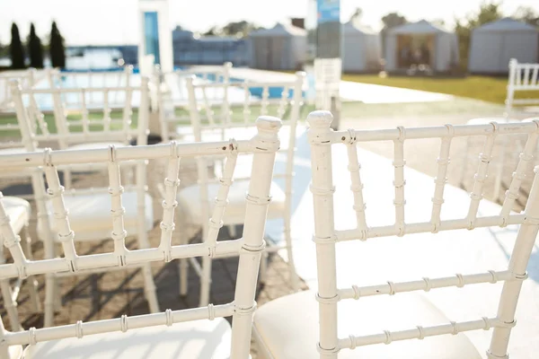 Cadeiras para convidados de casamento na cerimônia — Fotografia de Stock