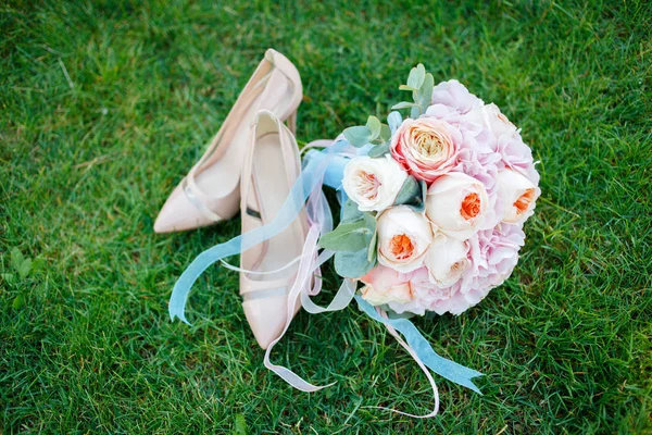 Bouquet de mariée doux avec de belles roses — Photo