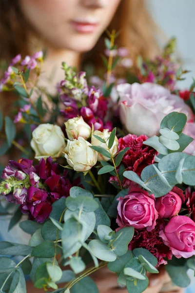 gelin buketi ile mavi bir elbise