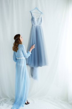 mavi bir elbise tatlı gelin