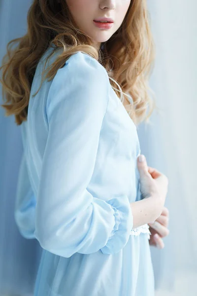 Süße Braut im blauen Kleid — Stockfoto