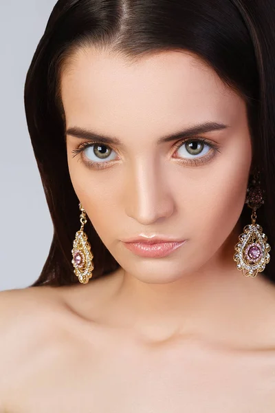 Beauty make up clean skin face of girl earrings with jewels — Stock Photo, Image