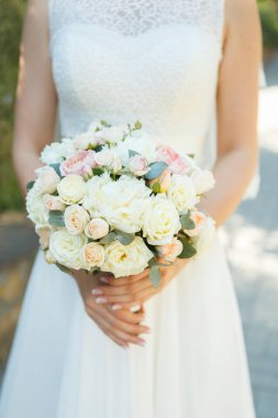 Etkileyici buket pembe peonies ve okaliptüs gelinle için