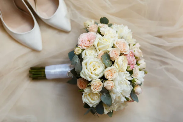 Sweet wedding Bouquet of the Bride — Stock Photo, Image